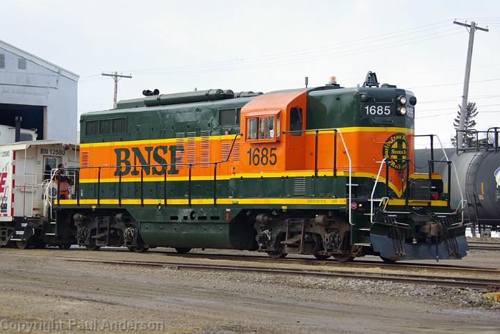 BNSF 1685 - GP9 - B.jpg